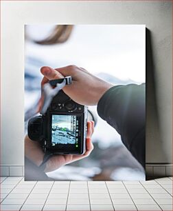 Πίνακας, Photographer Capturing Snowy Mountains Φωτογράφος που καταγράφει τα χιονισμένα βουνά