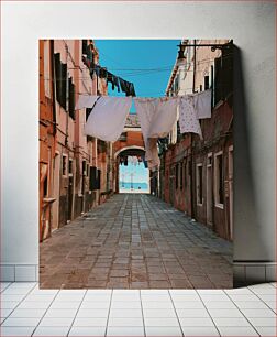 Πίνακας, Quaint Street with Hanging Laundry Γραφική οδός με κρεμαστά πλυντήρια