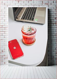 Πίνακας, Red Drink by Laptop and Phone Red Drink από φορητό υπολογιστή και τηλέφωνο