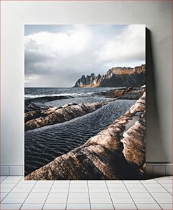 Πίνακας, Rocky Coastline with Mountain View Βραχώδης ακτογραμμή με θέα στο βουνό