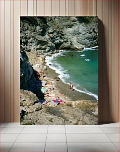 Πίνακας, Secluded Rocky Beach with Sunbathers Απομονωμένη βραχώδης παραλία με ηλιόλουστες