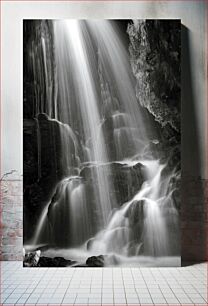 Πίνακας, Serene Waterfall in Black and White Γαλήνιος καταρράκτης σε ασπρόμαυρο