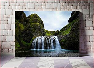 Πίνακας, Serene Waterfall in Mossy Canyon Γαλήνιος καταρράκτης στο Mossy Canyon