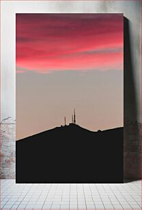 Πίνακας, Silhouette of Hill with Antennas and Vibrant Sunset Σιλουέτα του λόφου με κεραίες και ζωντανό ηλιοβασίλεμα