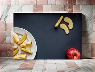 Πίνακας, Sliced Apples on Plate and Background Μήλα σε φέτες σε πιάτο και φόντο