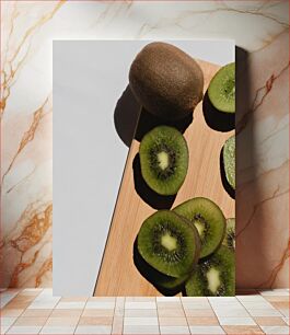 Πίνακας, Sliced Kiwi on Wooden Board Ακτινίδιο σε φέτες σε ξύλινη σανίδα