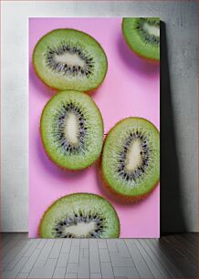 Πίνακας, Sliced Kiwifruit on Pink Background Ακτινίδιο σε φέτες σε ροζ φόντο