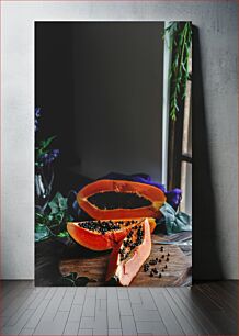 Πίνακας, Sliced Papaya on Wooden Board Παπάγια σε φέτες σε ξύλινη σανίδα