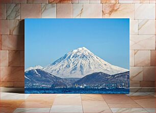 Πίνακας, Snowy Mountain Overlooking City Χιονισμένο βουνό με θέα στην πόλη