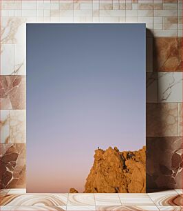 Πίνακας, Solitary Figure on a Rocky Cliff at Dawn Μοναχική φιγούρα σε βραχώδη βράχο την αυγή