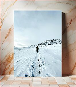 Πίνακας, Solitary Hike in Snowy Landscape Μοναχική πεζοπορία σε χιονισμένο τοπίο