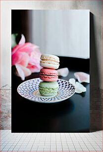 Πίνακας, Stacked Macarons on Decorative Plate Στοιβαγμένα μακαρόν σε διακοσμητικό πιάτο