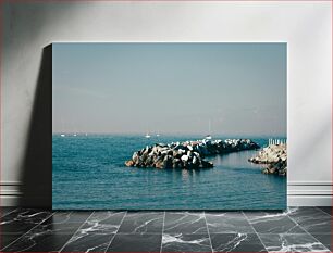 Πίνακας, Tranquil Seaside with Sailboats Ήσυχη παραλία με ιστιοπλοϊκά