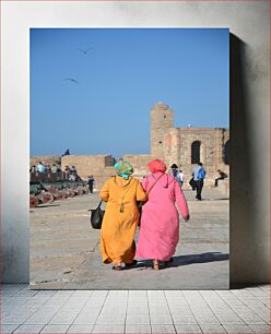 Πίνακας, Two Women Walking Near Ancient Structures Δύο γυναίκες που περπατούν κοντά σε αρχαίες κατασκευές