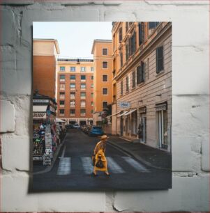 Πίνακας, Woman Crossing the Street in an Urban Setting Γυναίκα που διασχίζει τον δρόμο σε ένα αστικό περιβάλλον