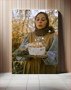 Πίνακας, Woman holding cake with candles Γυναίκα που κρατά τούρτα με κεριά