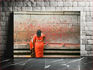 Πίνακας, Woman in Red Sari Writing on Wall Γυναίκα με κόκκινο Sari που γράφει στον τοίχο