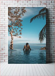 Πίνακας, Woman Relaxing by the Infinity Pool Γυναίκα που χαλαρώνει δίπλα στην πισίνα υπερχείλισης