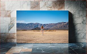 Πίνακας, Woman Walking in Desert Landscape Γυναίκα που περπατά στο έρημο τοπίο