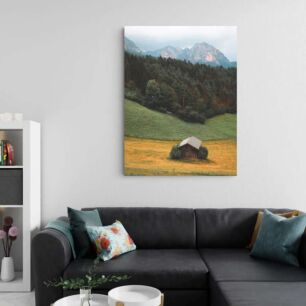 Πίνακας, ένας αχυρώνας σε ένα χωράφι με βουνά στο βάθος