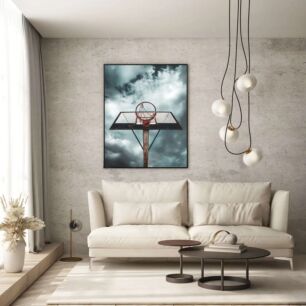 Πίνακας, ένα στεφάνι μπάσκετ στη μέση ενός συννεφιασμένου ουρανού