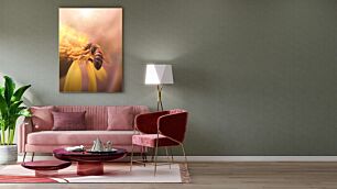 Πίνακας, μια μέλισσα που κάθεται πάνω από ένα κίτρινο λουλούδι