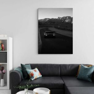 Πίνακας, μια ασπρόμαυρη φωτογραφία ενός αυτοκινήτου που οδηγεί σε έναν δρόμο