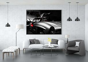 Πίνακας, μια ασπρόμαυρη φωτογραφία ενός αυτοκινήτου σε γκαράζ