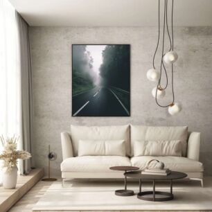 Πίνακας, μια ασπρόμαυρη φωτογραφία ενός ομιχλώδους δρόμου