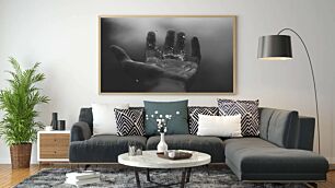 Πίνακας, μια ασπρόμαυρη φωτογραφία ενός χεριού που κρατά νερό