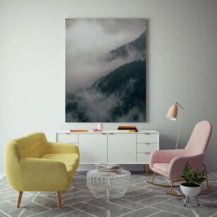 Πίνακας, μια ασπρόμαυρη φωτογραφία ενός βουνού καλυμμένου με ομίχλη