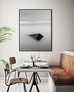 Πίνακας, ασπρόμαυρη φωτογραφία ενός βράχου στο νερό