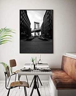 Πίνακας, μια ασπρόμαυρη φωτογραφία ενός δρόμου με μια γέφυρα στο φόντο