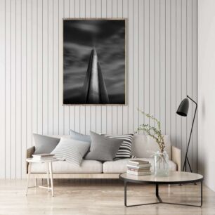Πίνακας, μια ασπρόμαυρη φωτογραφία ενός ψηλού κτηρίου