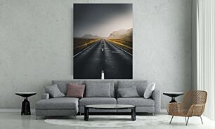 Πίνακας, μια ασπρόμαυρη φωτογραφία ενός άδειου δρόμου