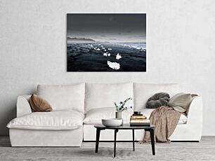 Πίνακας, μια ασπρόμαυρη φωτογραφία παγόβουνων σε μια παραλία