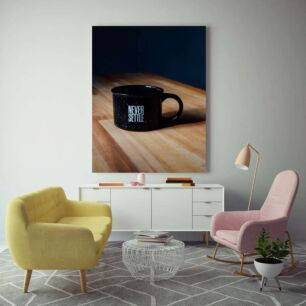 Πίνακας, μια μαύρη κούπα καφέ που κάθεται πάνω από ένα ξύλινο τραπέζι