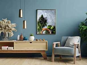 Πίνακας, ένα μπλέντερ γεμάτο με πράσινα λαχανικά πάνω από ένα τραπέζι