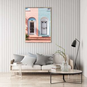 Πίνακας, ένα μπλε και ροζ κτίριο με λευκή πόρτα
