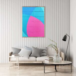 Πίνακας, ένας μπλε τοίχος από τούβλα με έναν ροζ κύκλο ζωγραφισμένο πάνω του