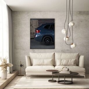 Πίνακας, ένα μπλε αυτοκίνητο σταθμευμένο μπροστά από έναν τοίχο από τούβλα