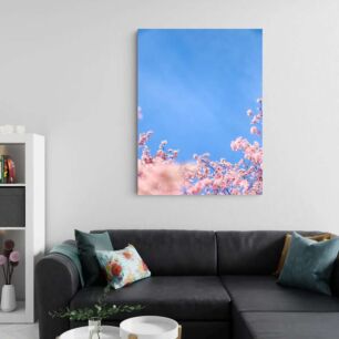 Πίνακας, ένας γαλάζιος ουρανός με ροζ λουλούδια στο προσκήνιο