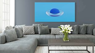 Πίνακας, ένα μπλε σφουγγάρι σε γυάλινο μπολ σε μπλε φόντο