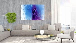 Πίνακας, μια θολή εικόνα ενός ατόμου που στέκεται μπροστά σε ένα μπλε φόντο