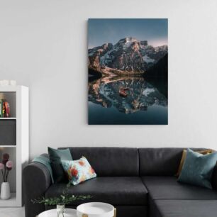 Πίνακας, μια βάρκα που επιπλέει στην κορυφή μιας λίμνης δίπλα σε ένα βουνό