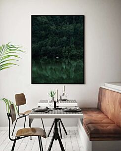 Πίνακας, μια βάρκα που επιπλέει στην κορυφή μιας λίμνης που περιβάλλεται από δάσος