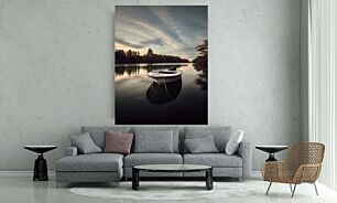 Πίνακας, μια βάρκα που επιπλέει στην κορυφή μιας λίμνης κάτω από έναν συννεφιασμένο ουρανό