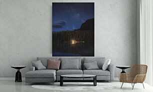 Πίνακας, μια βάρκα που επιπλέει στην κορυφή μιας λίμνης κάτω από έναν νυχτερινό ουρανό