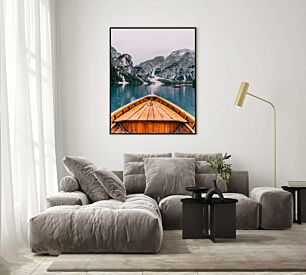 Πίνακας, μια βάρκα σε μια λίμνη με βουνά στο βάθος