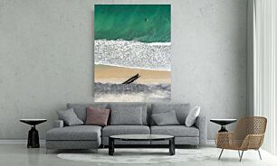 Πίνακας, ένα σκάφος που κάθεται στην κορυφή μιας αμμώδους παραλίας δίπλα στον ωκεανό